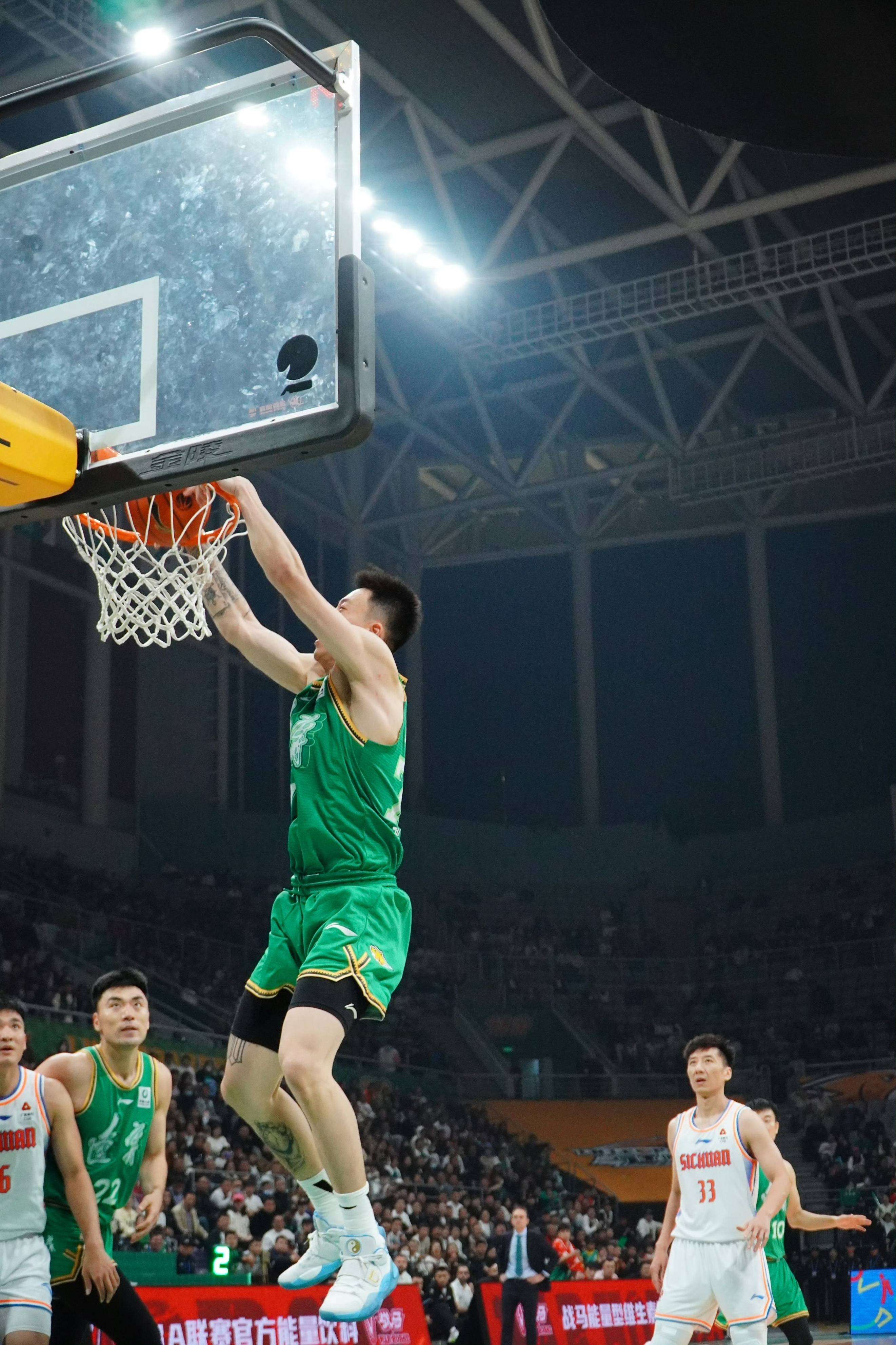 关于辽宁男篮CBA战胜天津先行者张镇麟暴扣得分的信息