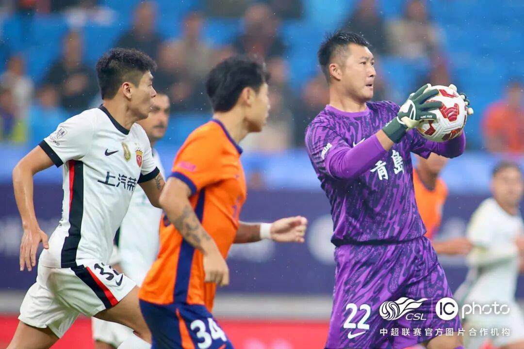 主场持续施压，比分差距逐渐拉开(足球比分主队在前还是后)